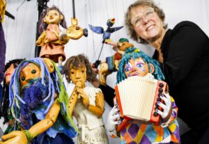 Gruppe Petra Julian mit eigenen Marionetten