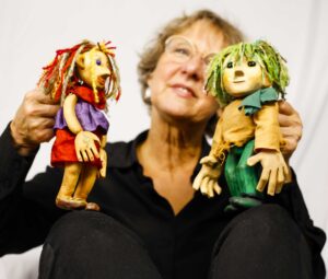 Petra Julian mit Handmarionetten